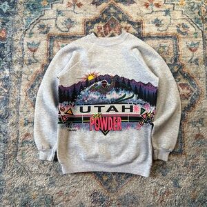 Vintage Utah Ski Powder Wrap Around Print Crewneck Medium
